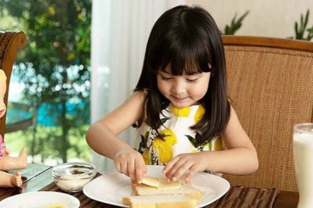 Trẻ em thế giới được dạy điều gì trên bàn ăn? 